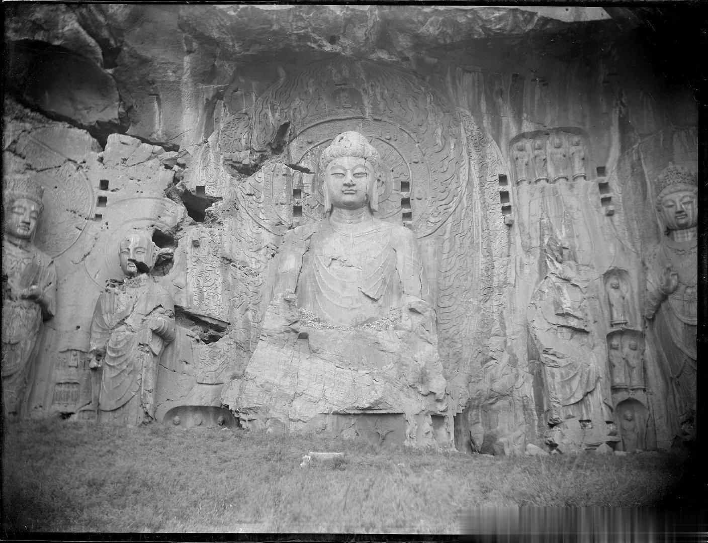 1910年拍摄的龙门石窟奉先寺