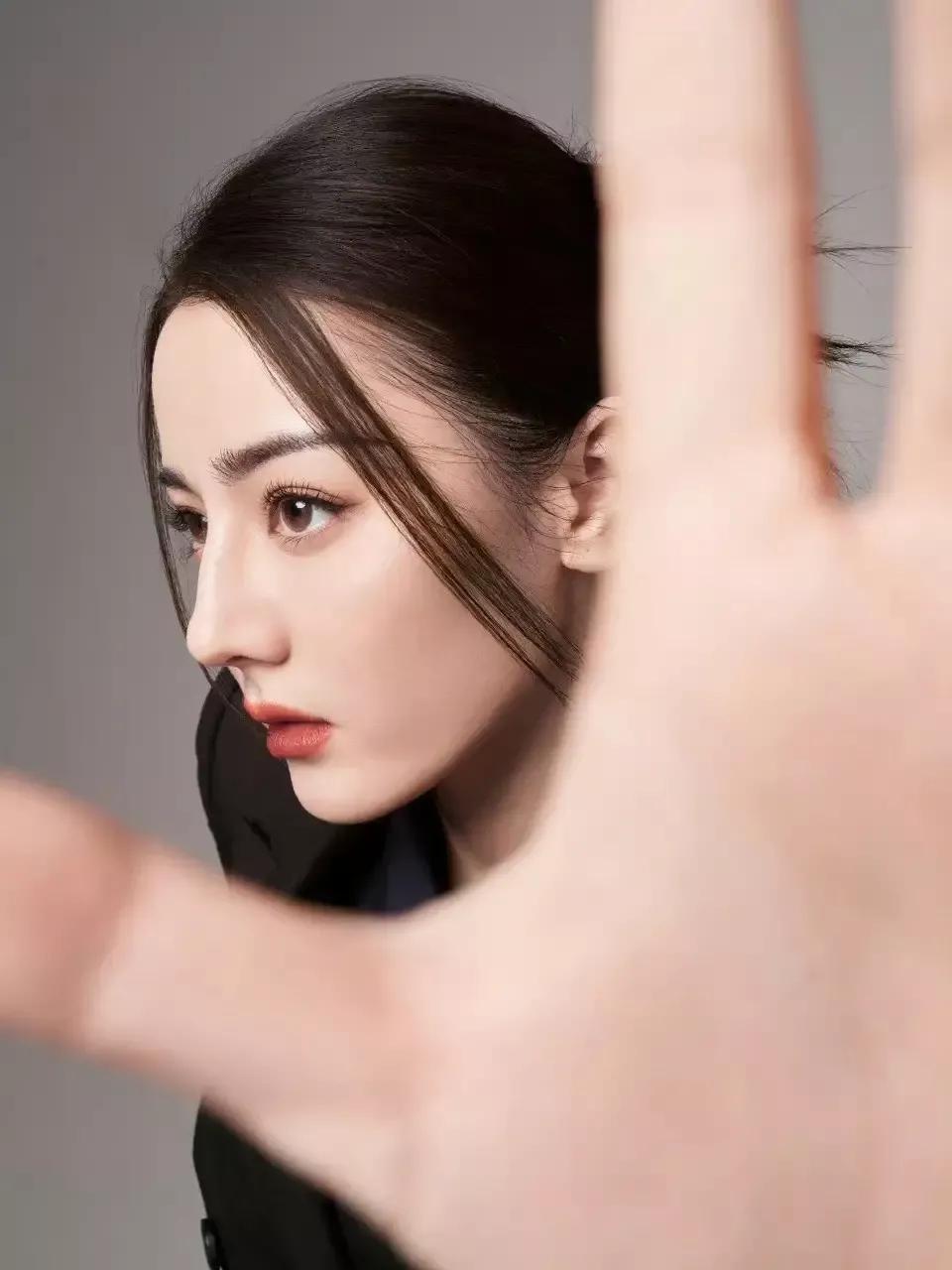 迪丽热巴真是不简单，搭配西装也这么帅气，身姿绰约气质好。

迪丽热巴原来穿西装也