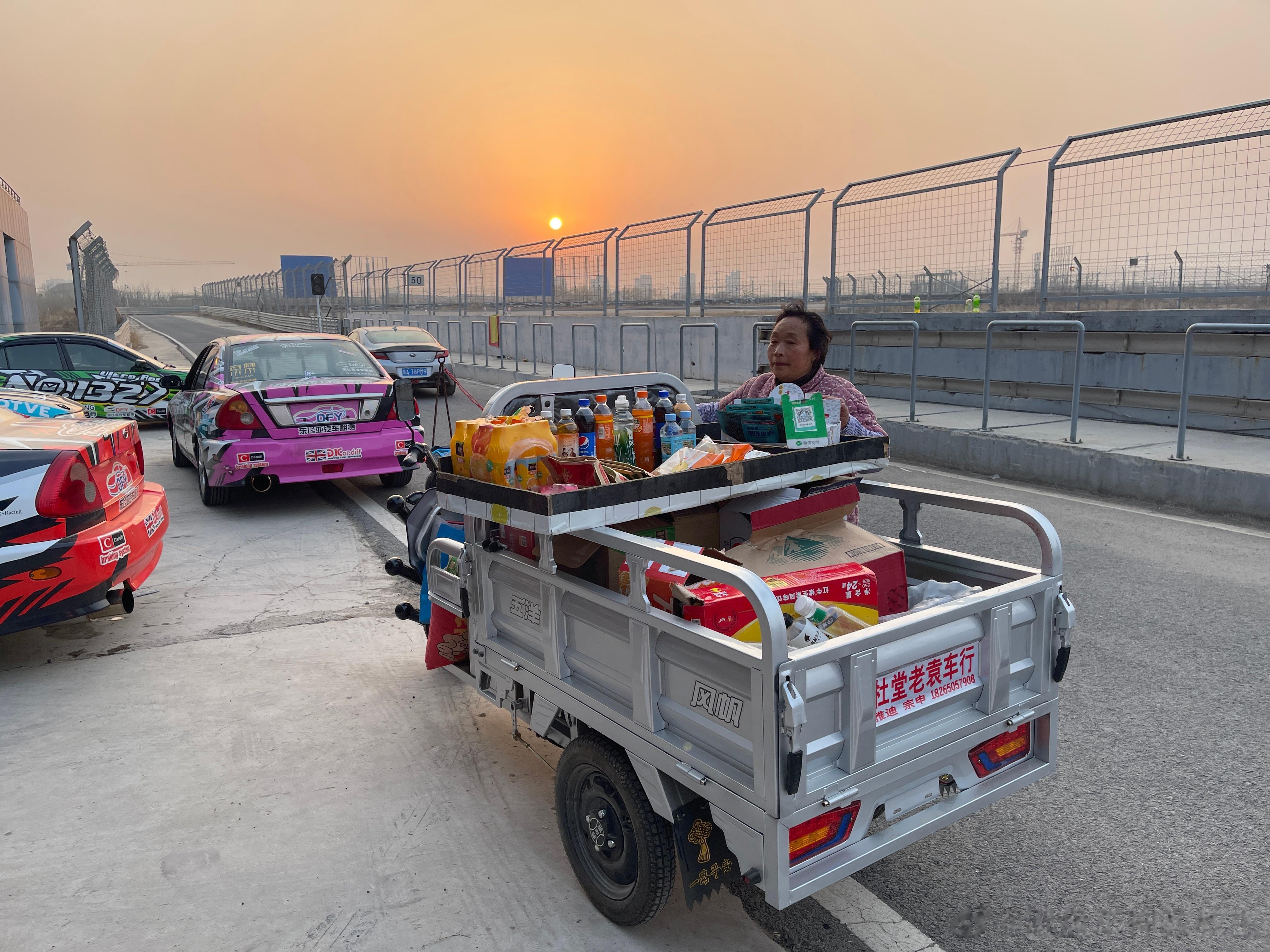 跑着赛道，维修通道进来个移动小卖车？？山东赛道好厉害！  ​​​