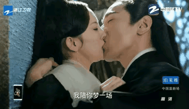 当年杨幂和赵又廷在合作《三生三世十里桃花》时，其中两人有一段吻戏，当时杨幂正准备