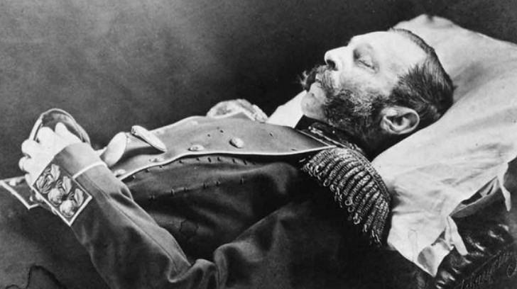 【亚历山大二世之死】
1881年3月13日，沙俄帝国沙皇亚历山大二世遭遇刺杀。
