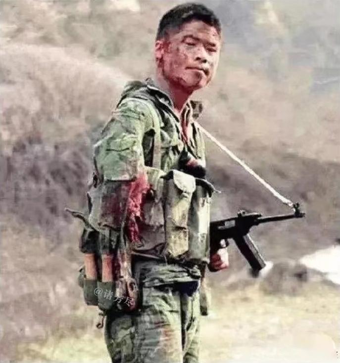 1984年，老山前线，一名解放军战士在一场战役后，留下了这张令人泪目的照片。镜头