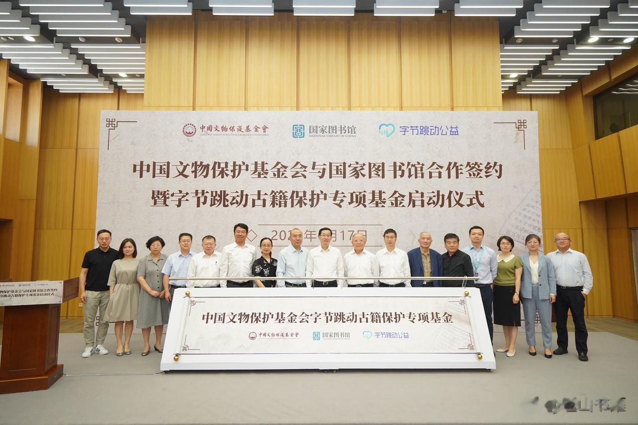 中华民族有着数千年的历史，创造了灿烂的古代文明，为后人留下了大量的、宝贵的文化遗