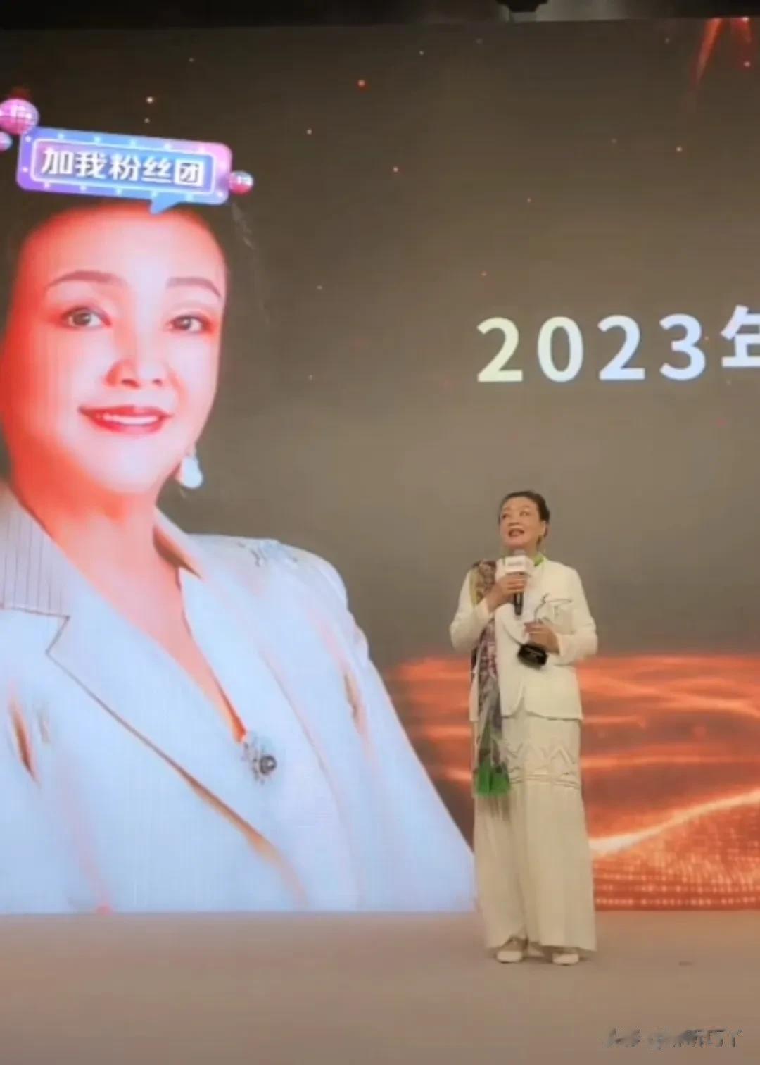 生命的光和女性长寿的秘诀是什么？
张兰说：我就是个发光体，真的是，原来在做俏江南