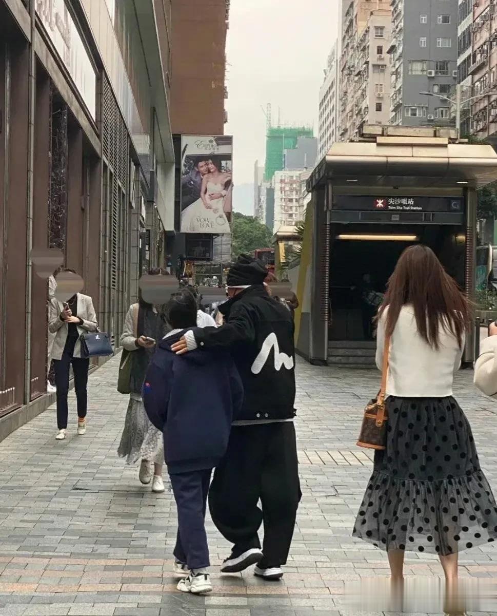 有网友爆料，在香港偶遇王宝强。
令人意外的是，此次在香港旅游的王宝强不仅带着自己