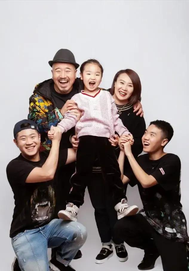 演员刘能的全家福，三个孩子颜值高不说，一看就挺有出息，真是青出于蓝而胜于蓝[灵光