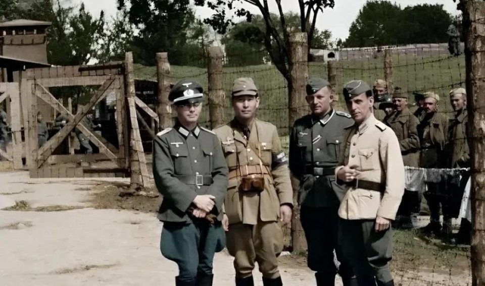 #历史那些事[超话]#二战期间，一群日本人参观德国战俘营。胸前架着相机的那个人是