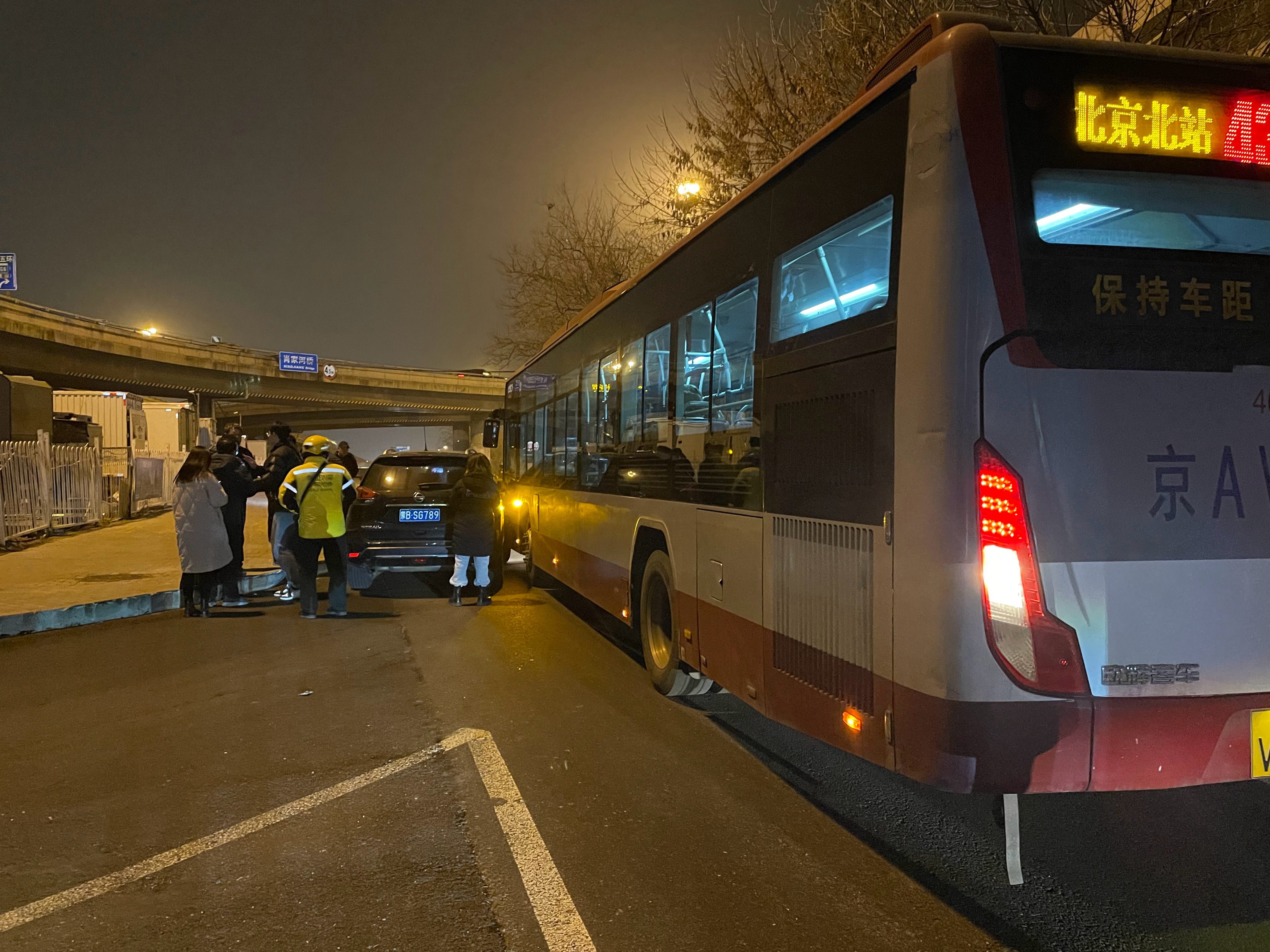 路遇一起交通事故：现在的公交司机说话真牛B，路口拐弯让直行没毛病，你车里有乘客不
