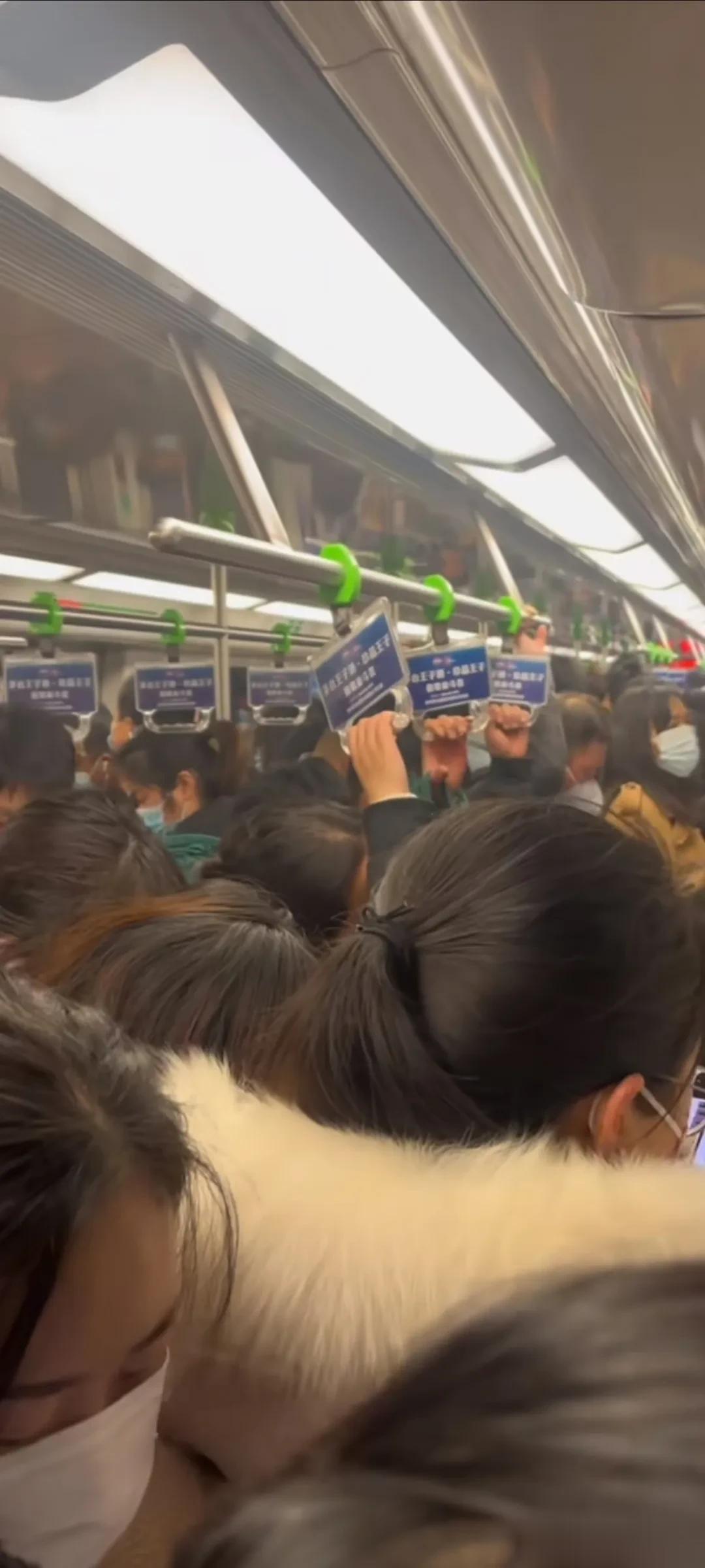 越来越多的外资企业撤离内地，最开心的应该是那些资本家了，大批的剩余劳动力意味着他