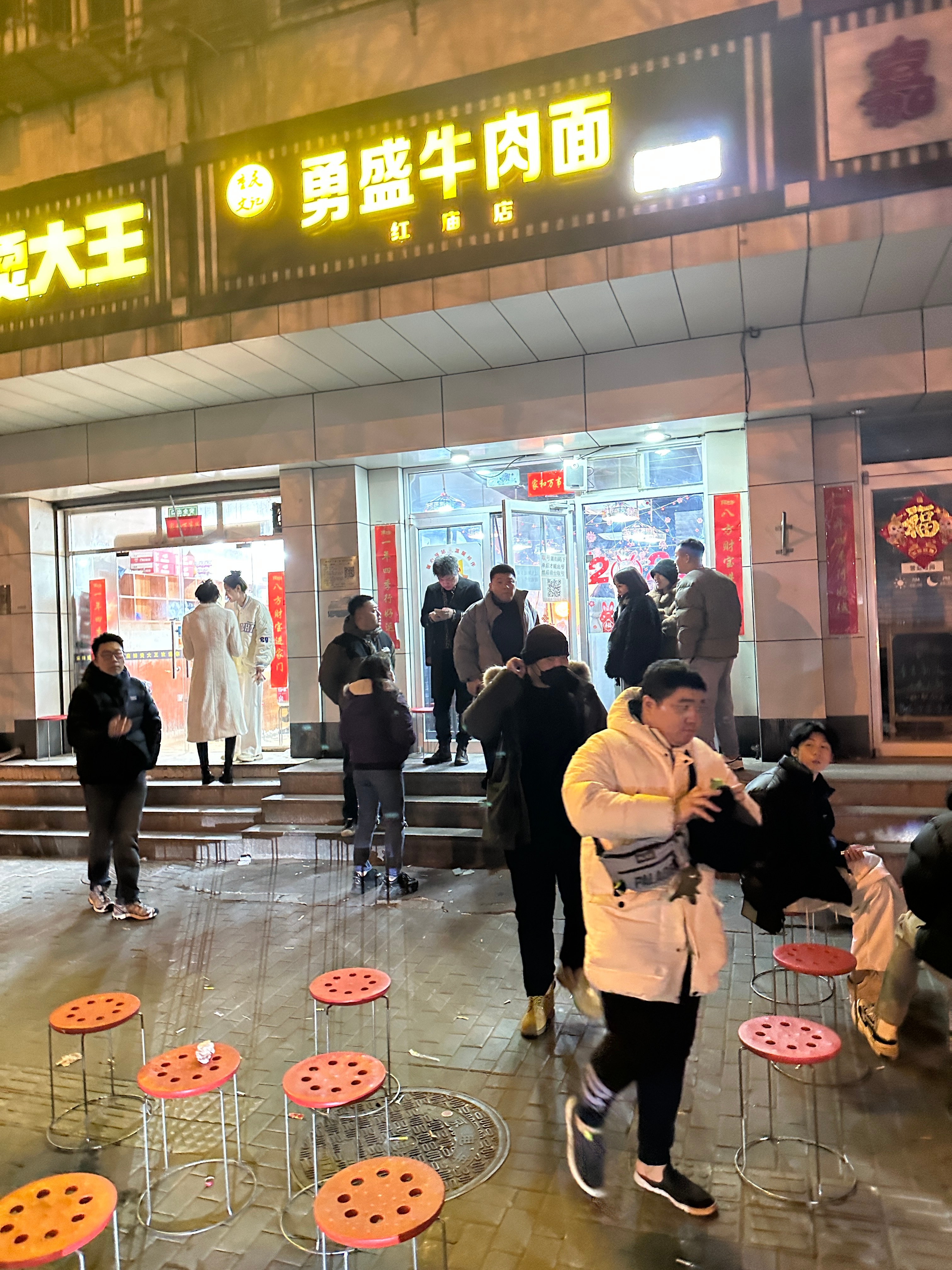 我真纳闷了这么普通的一个牛肉面为什么半夜3点半了这么多人排队？？？这北京城是找不