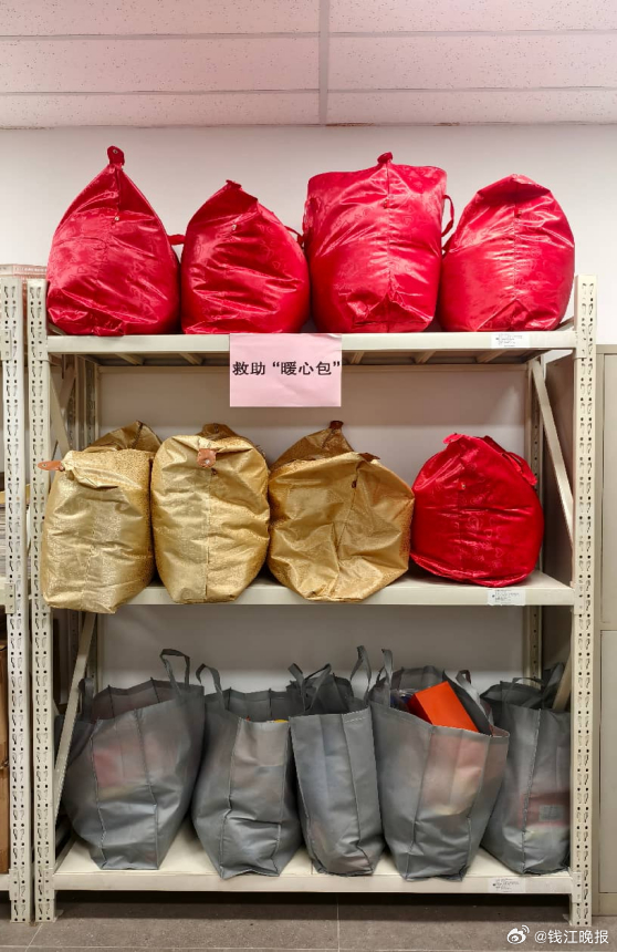 【 #冰雪夜杭州默默守护流浪者# 】0℃，这是1月20日晚上七点半的气温，杭州飘