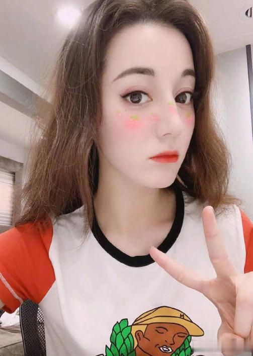 热巴的乞丐装，赵丽颖的乞丐装，关晓彤的乞丐装，看到杨紫：是一人？
身为一名演员总