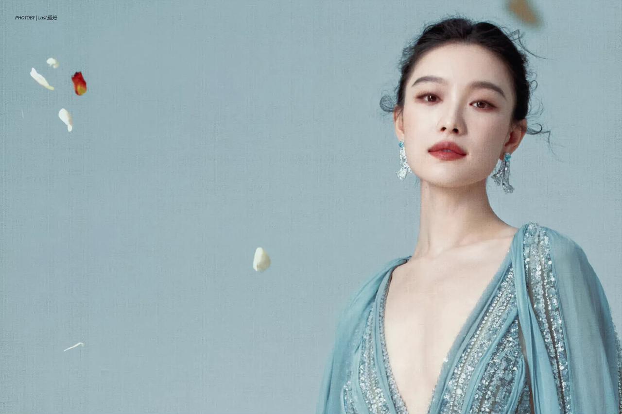 倪妮

镜中倒影露中画
低眸浅笑妩媚生
醉倒梨涡中
你一身青蓝纱裙更是从仙处飘来