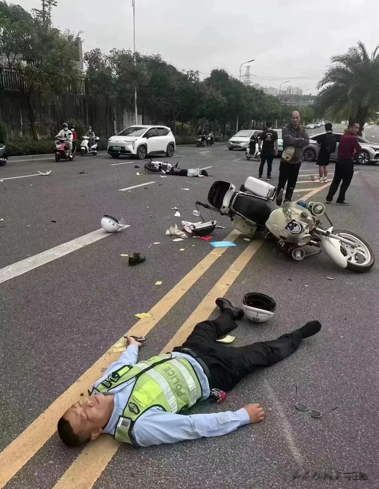交警与人发生交通事故了！
从图片上可以看到这个年轻的交警仰面躺在地上一动不动，手