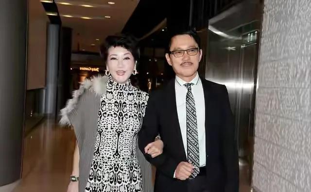 谢霆锋的妈妈狄波拉，标准的香港“阔太式”穿搭。

虽然已经是70岁的年纪，但仍然