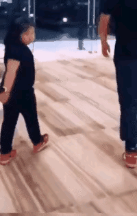 爸爸不相信女儿是自己的，于是带女儿去做亲子鉴定！但是，这爷两个走路都一模一样[捂