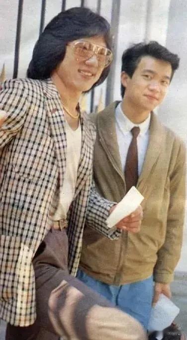 80年代的成龙一脸稚气，戴着眼镜儒雅俊朗，也是妥妥的小鲜肉一枚，当年的成龙就像现