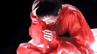 华晨宇自封自己是歌神！华晨宇自认自己歌坛的神！
什么样的人才能自封？自大的人。
