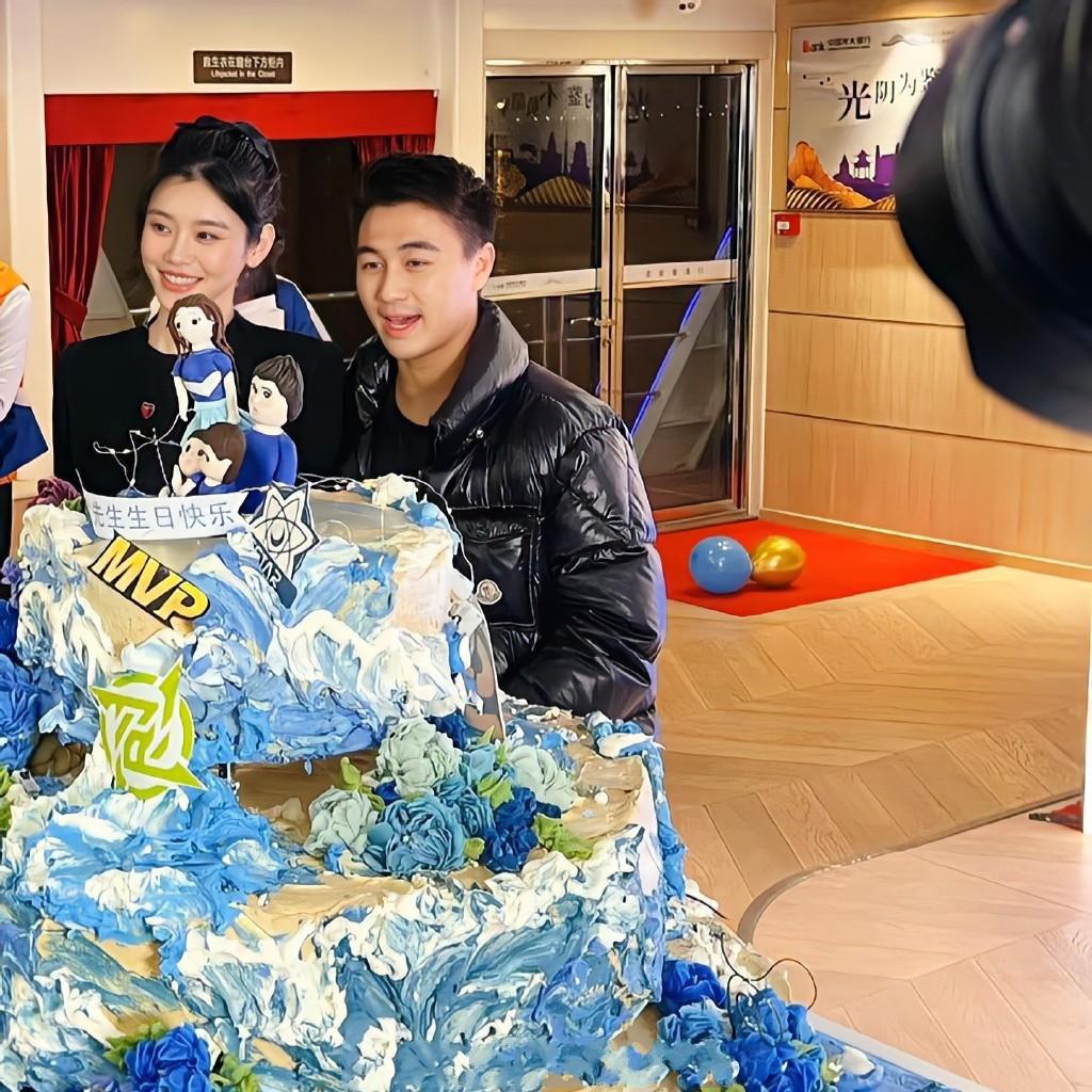何猷君生日照曝光！奚梦瑶甜蜜陪