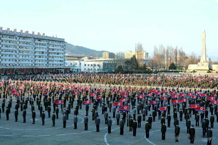截至19日，朝鲜已有有140多万包括高中生在内的青年学生，踊跃报名参军或复队
为
