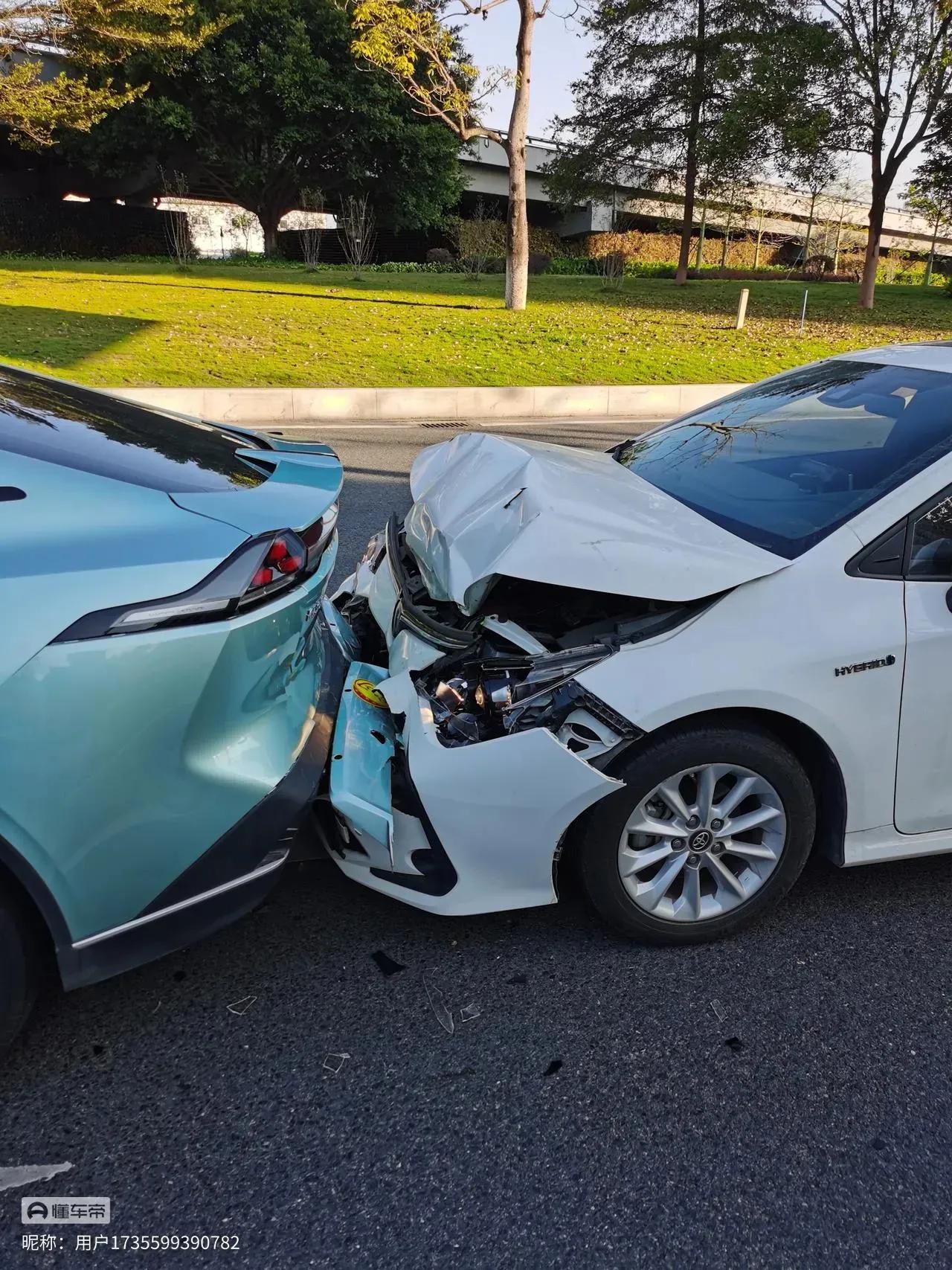 说车头比较硬；
车屁股被撞，憋进去是正常的。

那这个规律用在日系车，怎么就不灵