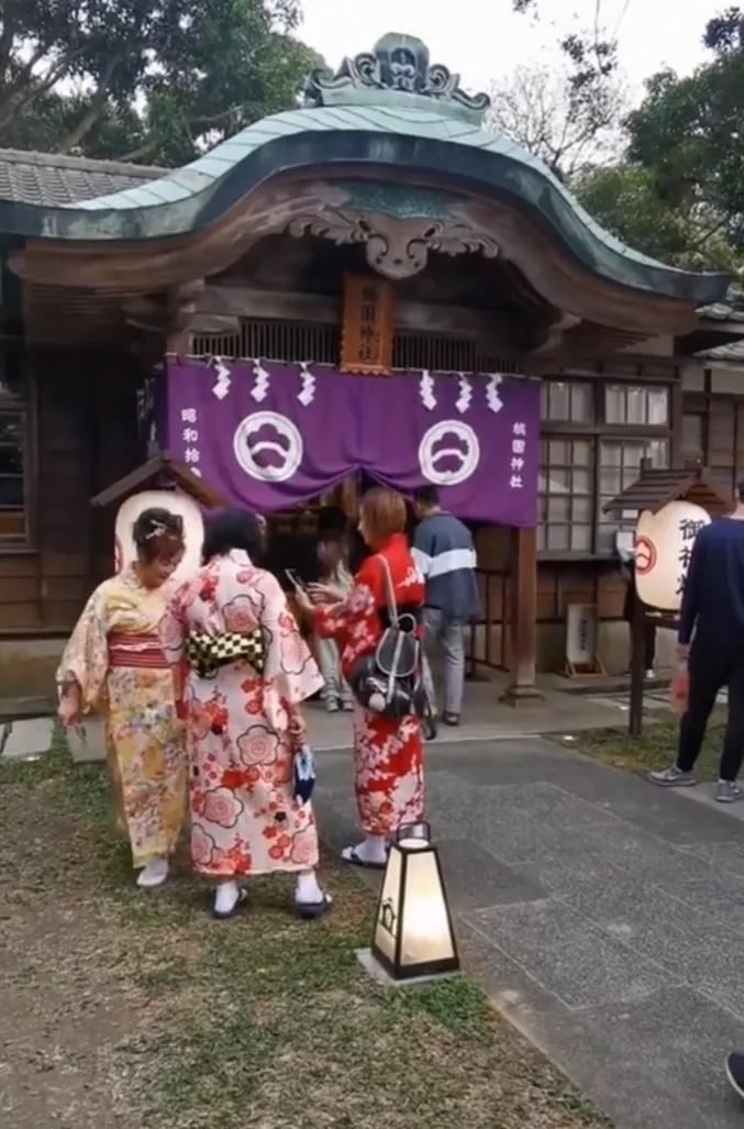 痛心！台湾男女青年把抗日先烈墓地变日本天照大神打卡地，还穿和服祭拜。

这是一件