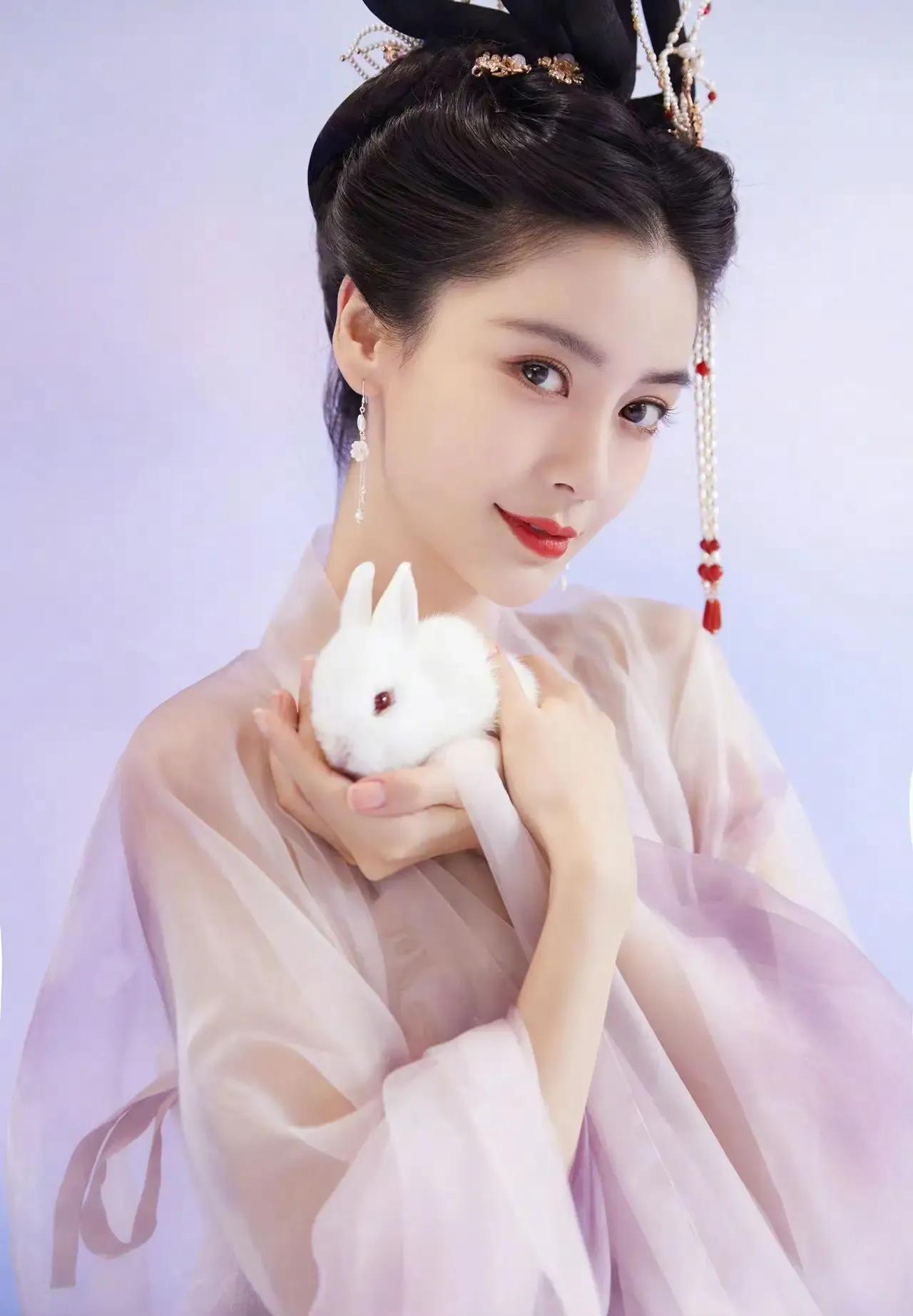 杨颖的嫦娥造型太让人惊艳了，灵动而又带有仙气，美到了骨子里。
嫦娥附身的杨颖，清