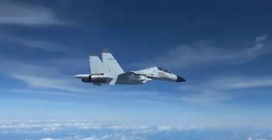 美军炒作：歼11b战机逼近美侦察机，机翼相距不到3米？
近日，美国印太司令部发布