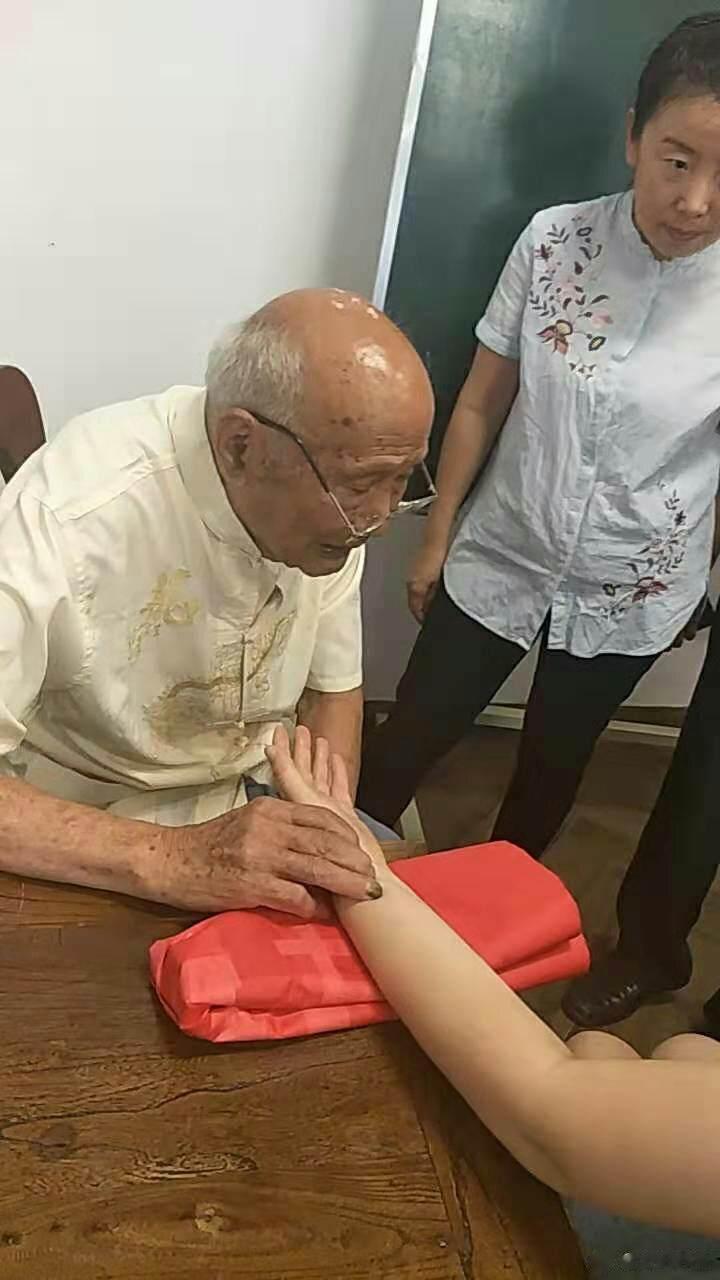 做到这10点，一辈子都不必去医院1，吃饭七八分饱，9点后不吃东西。2，补充充足的