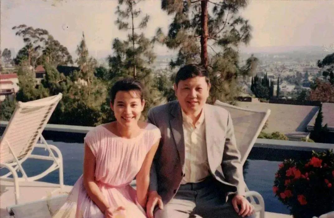 上世纪80年代，年轻时的陈冲和她的父亲的一张合影，年轻时的陈冲长着一张特别讨喜的