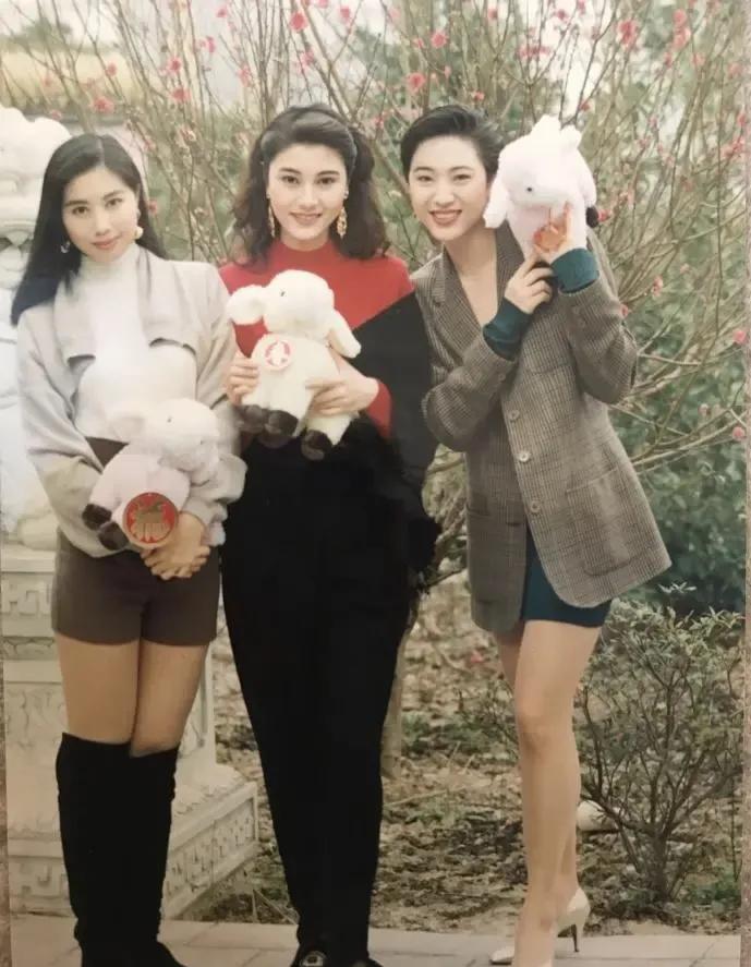 为什么感觉陈法蓉比李嘉欣好看？合影没输过！
陈法蓉的气质配上短发真的很绝！去年她