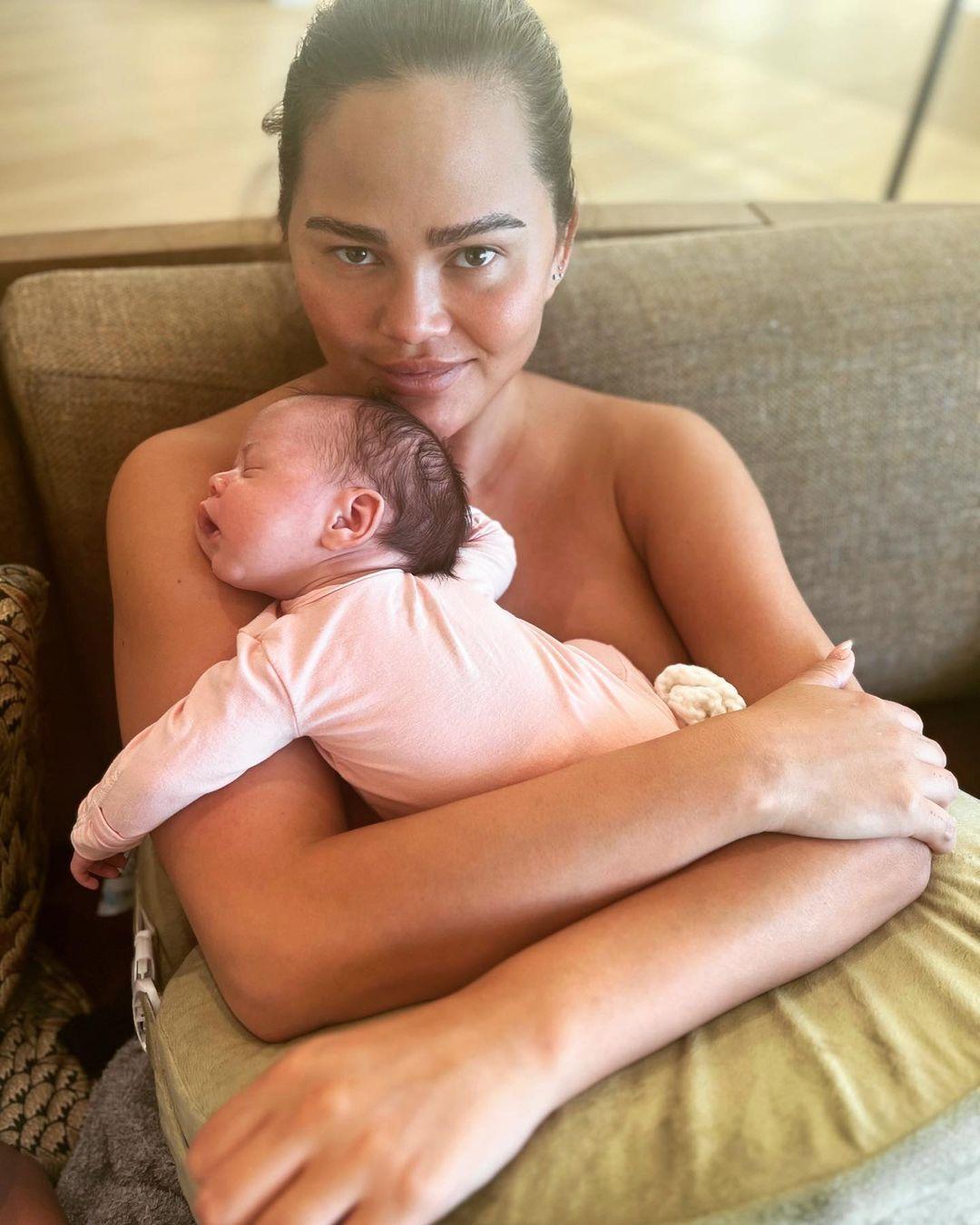克丽丝·泰根( Chrissy Teigen ) 在舒适的家中度过了音乐界最盛大