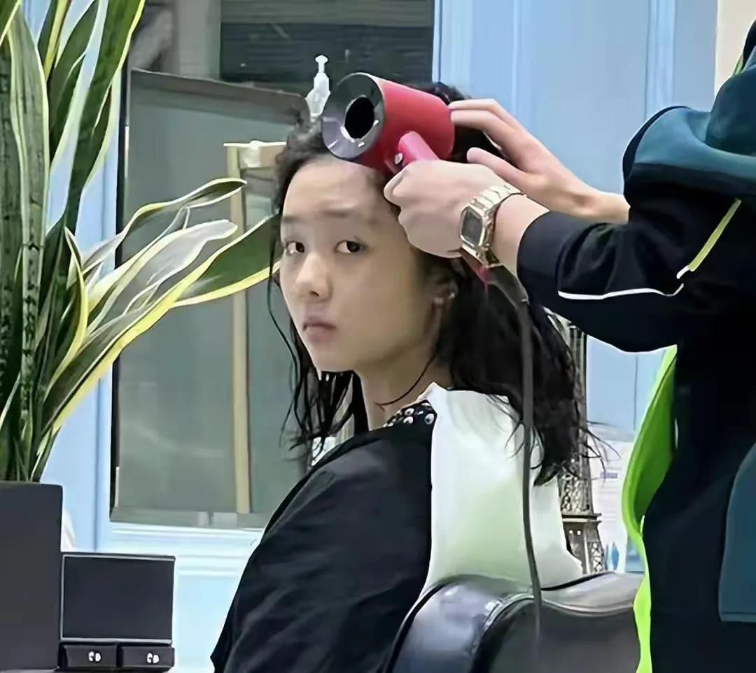 多多染了金发，剪了个学生头，又染了个金发，感觉这种发色不适合她。

爱美之心人皆