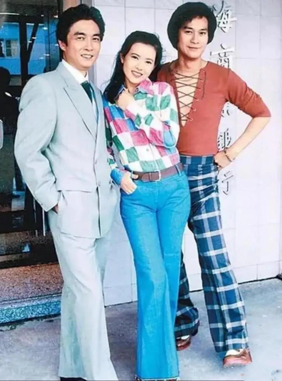 这三位应该都是港星，我只认出右边那位，左边和中间这两位我就不知叫什么名，只是感觉