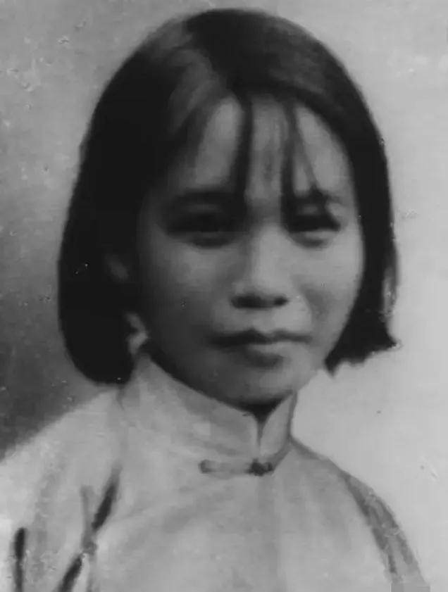 1943年，一位女战士被日寇残忍地钉在树上，可女战士拒不招供。突然，日寇放出一条