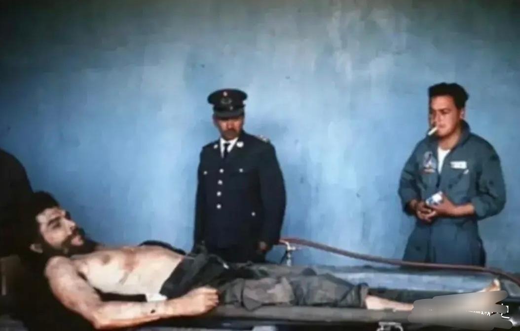 #历史那些事[超话]#1967年，切·格瓦拉被处决后拍的一张照片。这位古巴革命领