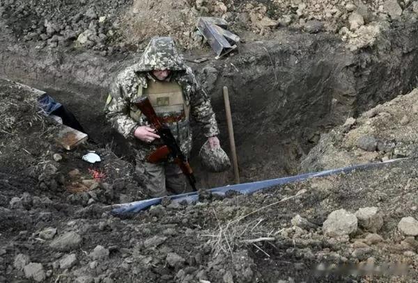 乌克兰一处“墓地”传出枪声，现场画面曝光，当地民众怒了

来源:铁血观世界

在