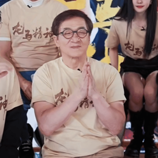 #成龙69岁的状态#家人们，成龙大哥69岁的状态真的是非常的好了，这一次在龙马精