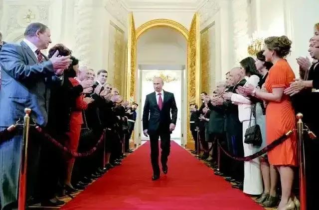 海牙国际法庭逮捕普京很滑稽，但是俄罗斯反逮国际法庭法官，这个可是实打实的！一个玩