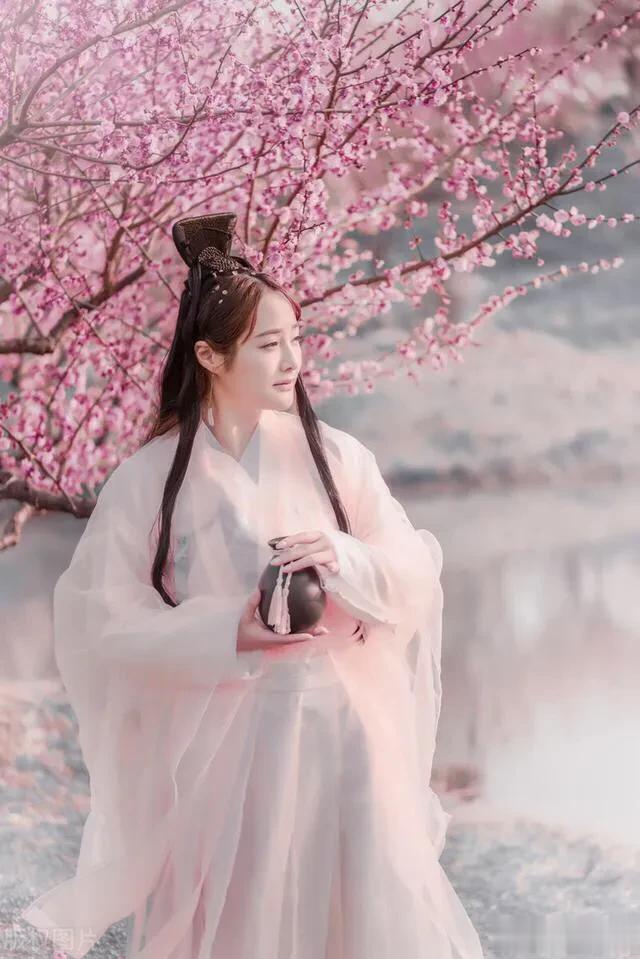 《东园赏红梅》
南宋.仇远

花姨夜捣守宫血，染就南枝花貌别。
宿酲未解春正酣，