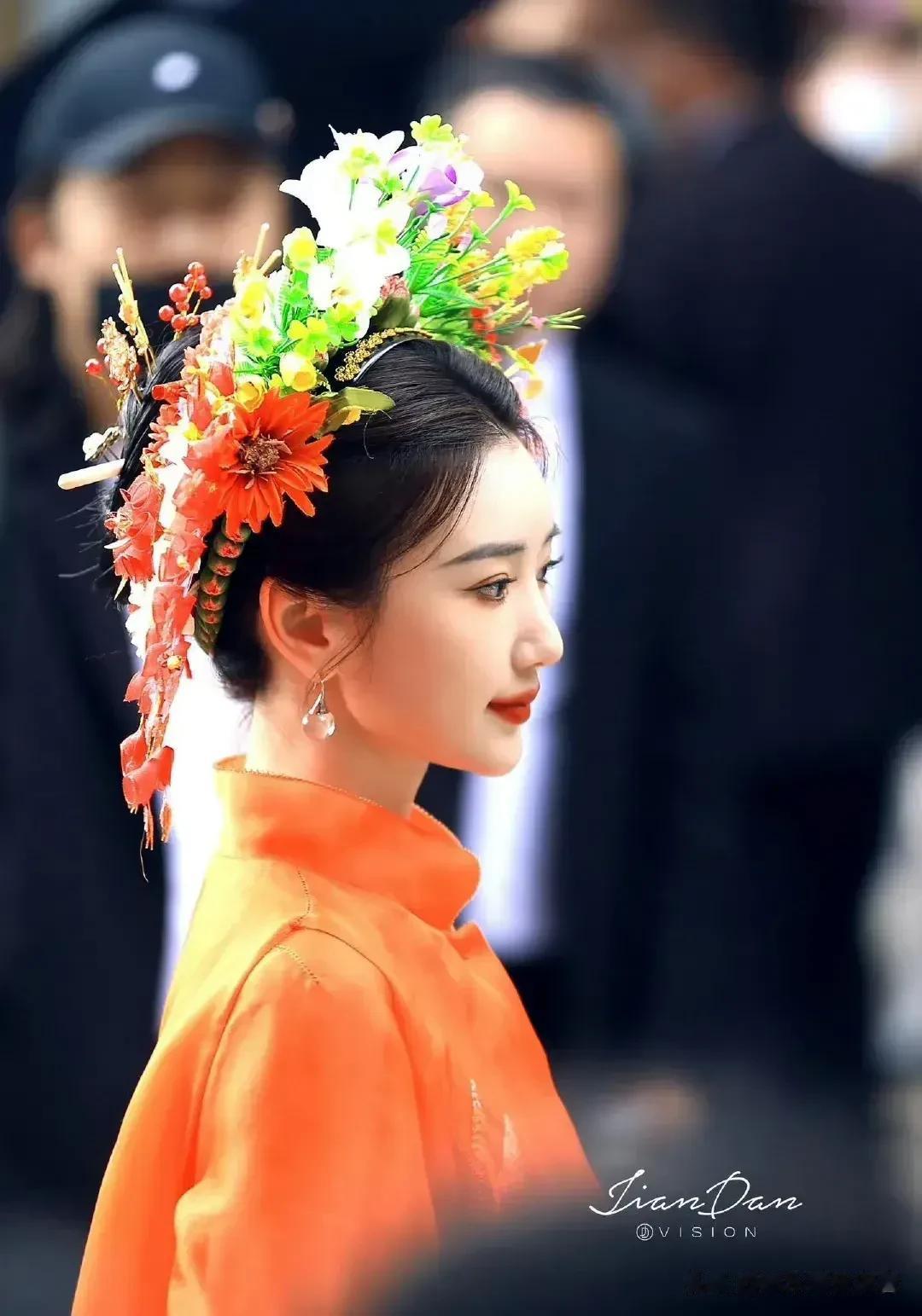 毛晓彤也去做了蜉埔簪花女造型，着实让人惊艳不少呢！和赵丽颖当时做的簪花女造型气质