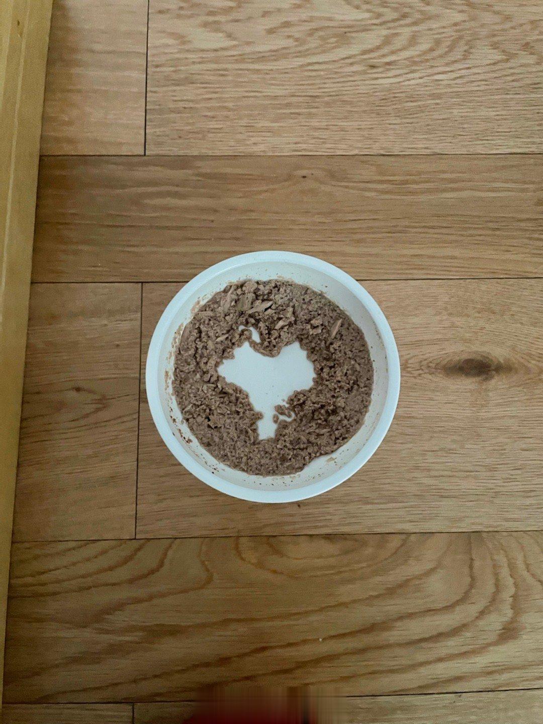  吃出一颗心！ 然鹅艺术家对自己的作品百般嫌弃的样子。 ​​​