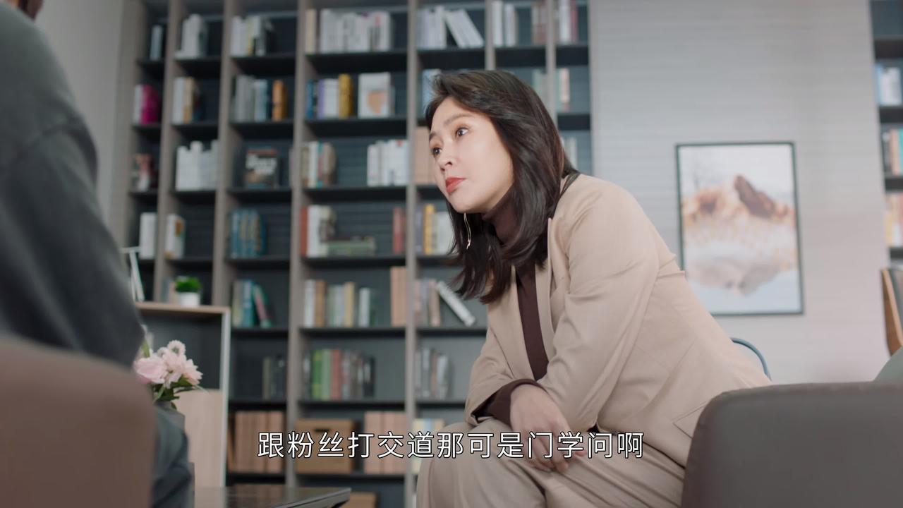“粉丝多少和热情度绝对是衡量一个男明星火不火的重要标志。很多品牌方、杂志方都看着