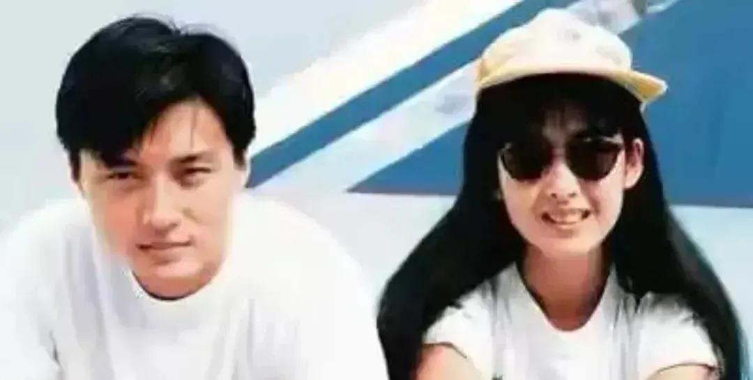 她真的舍得离了？
又在传她和倪震离婚了，倪又被拍到和一个年轻女人逛街买东西。
婚