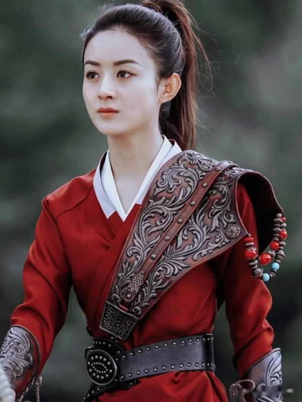 女星的“将军造型”：赵丽颖帅气，杨幂冷酷，看到热巴：心动了！
哈喽大家好，很高兴