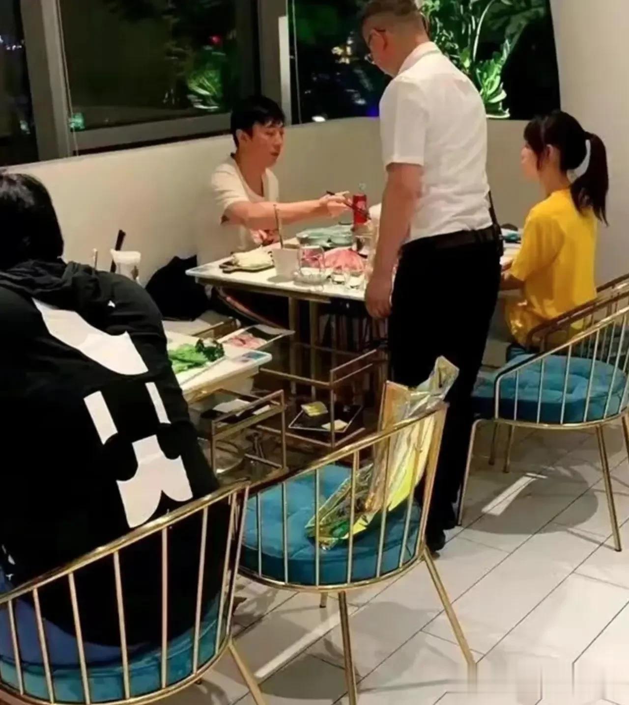 著名企业家王思聪又换新女友了？看到王思聪又和一名“小萝莉”在餐厅里吃饭，但唯一不