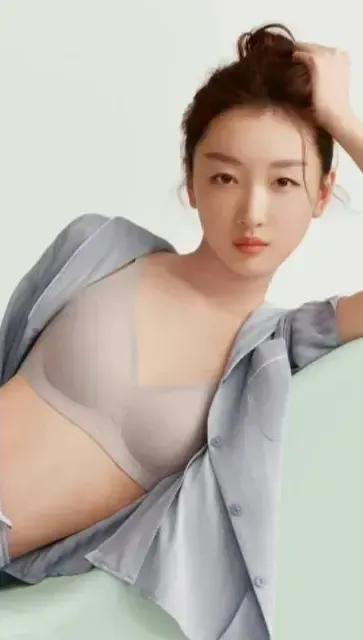 周冬雨内衣广告，性感吗？
 这么瘦的身材，平板一样，想要传递给消费者什么想法，会