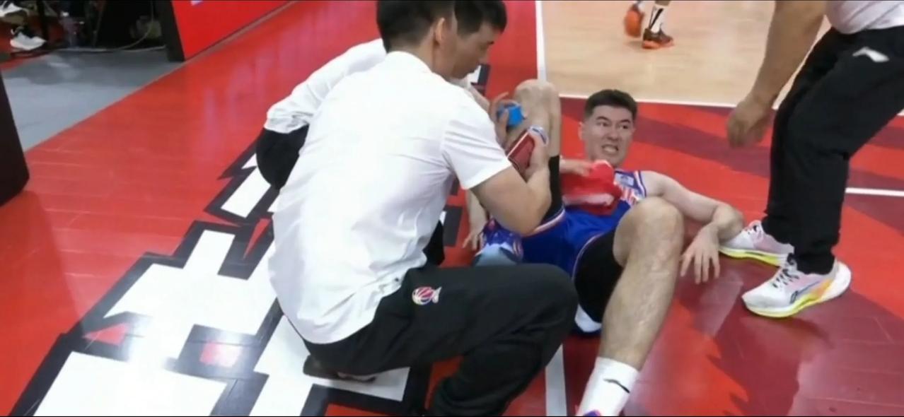 阿不都沙拉木和赵睿在同场比赛中先后膝盖受伤，愿伤病远离球员！

在广东男篮与新疆