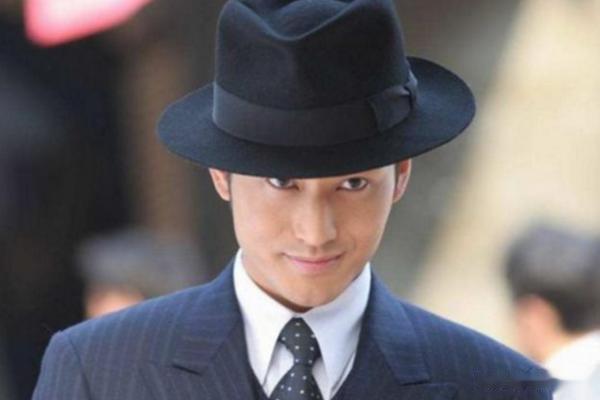 同样是扮演“许文强”，前3位都是模仿，最后是许文强本人了！
哈喽大家好，你们可爱