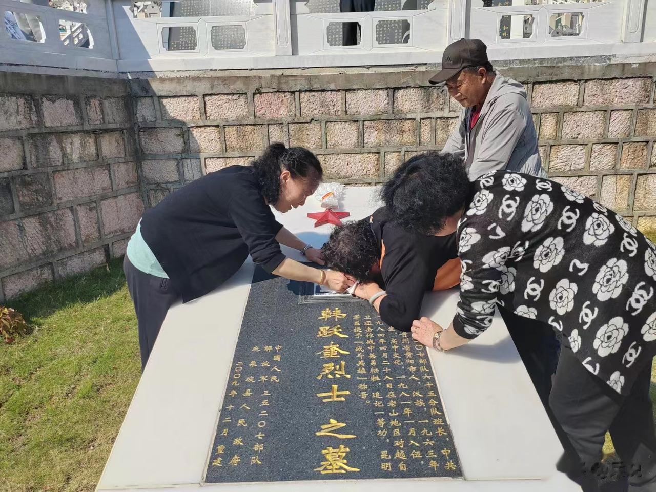 清明，麻栗坡烈士陵园，战斗英雄韩跃奎烈士的母亲等亲人千里迢迢来到边疆扫墓，在墓前